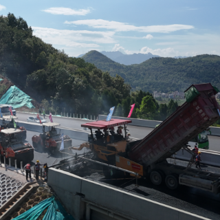 桂新高速路面项目沥青上面层试验段顺利铺筑 全力冲刺项目通车目标