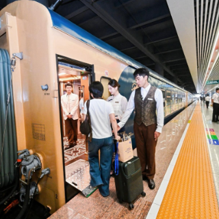 18节车厢仅设92席,全国首列中式书香品质旅游列车“白云号”开启试运营直抵张家界
