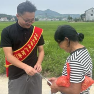 中国太保产险岳阳中支走进田间地头 开展乡村金融知识宣传活动