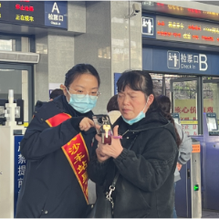 长沙南站通宵“不打烊”雷锋服务站暖人心