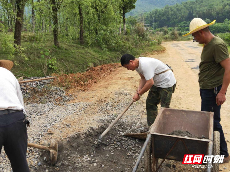 苏仙区观山洞街道：及时解民忧  铺上连心之路