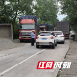 郴州一货车侧翻致拥堵 交警“雨”你同行