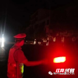 木材厂自燃现大火交警主动请战护平安