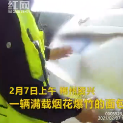 五大曝光丨烟花爆竹塞满面包车 犹如移动“炸弹”！