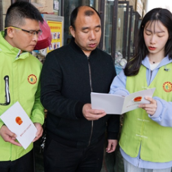 志愿者向就地过年经营户拜年，宣讲郴州市文明行为促进条例