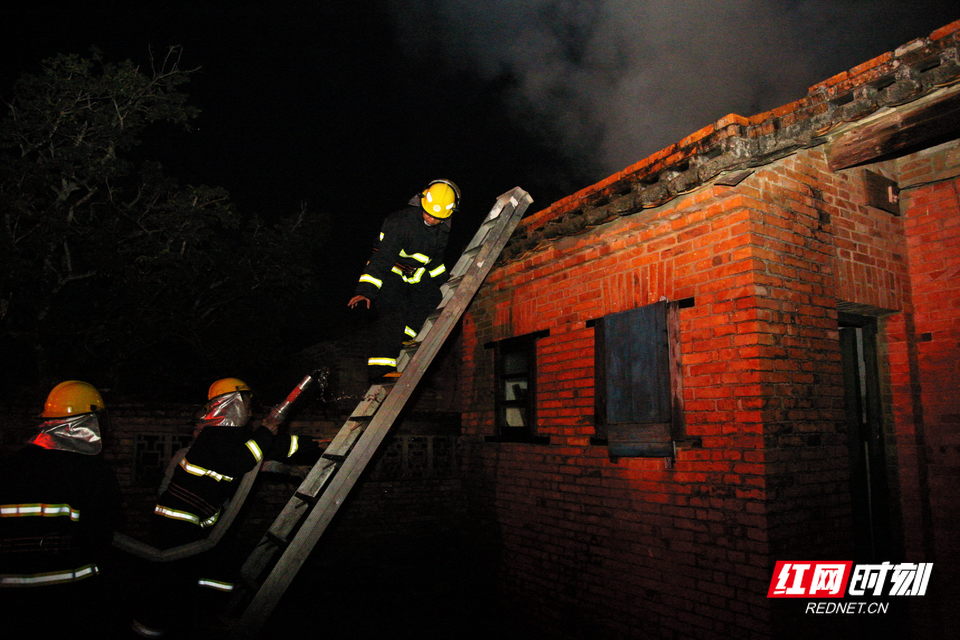 民房失火,大队消防官兵紧急救援.jpg 民房失火,大队消防官兵紧急救援.jpg