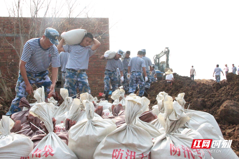2014年，驻地暴雨导致水岸堤坝塌陷，官兵赶赴一线紧急抢险救灾.JPG