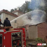 “一村一辅警”化身消防战士 迅速灭火除险情
