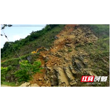 邵阳绥宁：省道S342线芷坪路段发生山体大滑坡 公路部门紧急抢险保畅通