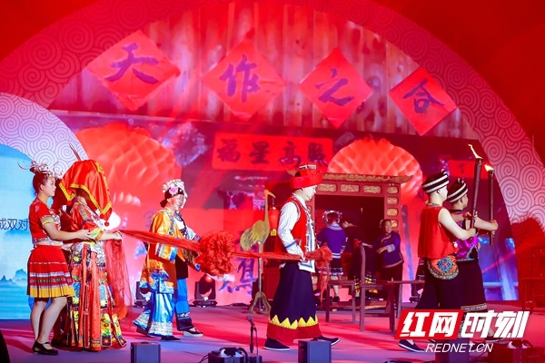 民俗情景互动表演《迎亲》。