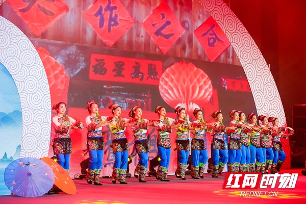民俗情景互动表演《哭嫁》。