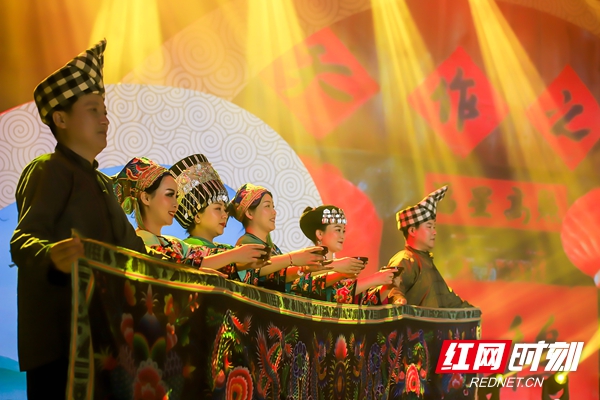 民俗情景互动表演《摆酒》。
