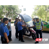 新宁交警:开展联合执法整治非机动车非法安装雨棚雨伞