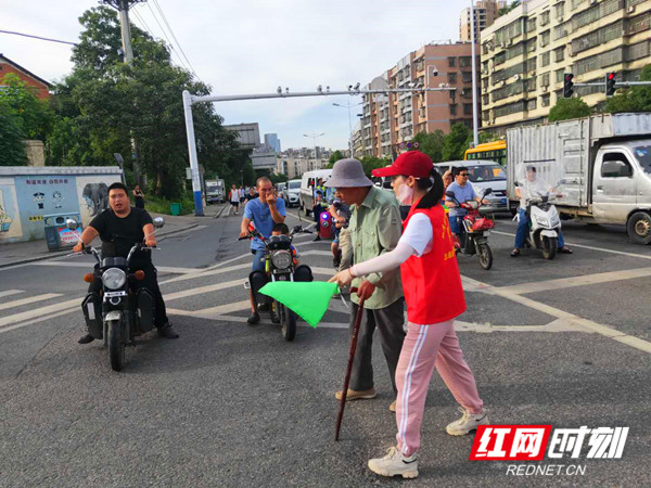 邵阳市双清区：志愿红与“市花”交相辉映