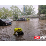 隆回：暴雨致下水道堵塞 城管迅速出击疏通