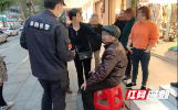 邵东公安：老人不慎摔倒 民警暖心救助
