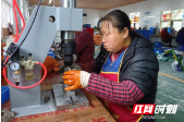 绥宁：建就业帮扶车间 助群众就业增收