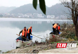 邵阳县抢晴天“清漂”给河道“除斑”