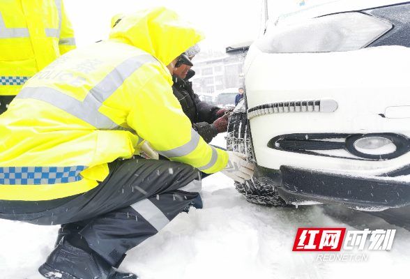 迎战冰雪丨隆回交警帮近百台车辆穿“靴”防滑