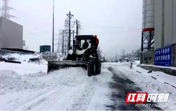 隆回：山区公路机械化除冰雪 信息化保安全