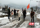 新宁县回龙寺镇“雪里红”铲雪除冰暖人心