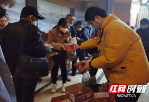 44名旅客滞留冰雪高速，新邵倾情救助“暖人心”