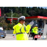 隆回：交警24小时值守确保春运路畅人安