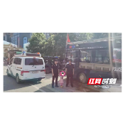 三岁女童独自溜出门迷路，邵阳快警护周全