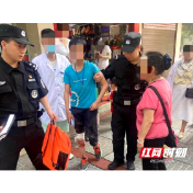 小孩腿受伤，快警急处理