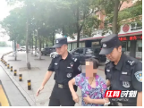 邵阳快警贴心帮助迷路老人