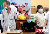 绥宁：百岁老人主动接种疫苗 为防疫贡献一“臂”之力