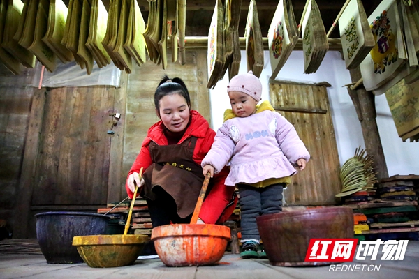 春节临近，在“现代民间年画之乡”湖南省邵阳市隆回县滩头镇，年画艺人们忙着印制滩头木版年画，以供应节日市场。