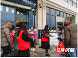 新邵二中：“红马甲”点亮邵阳北高铁站