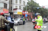 创建文明城，武冈交警在行动