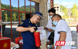 新邵：消防宣传进景区 送上国庆“平安礼”