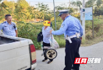 邵东公安：护送老人回家，暖心交警显真情