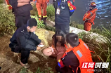 生死一线！一女子感情受挫欲跳河轻生 警民机智营救