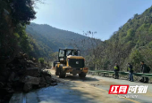 城步：山体塌方致交通堵塞 公路部门紧急处置抢通
