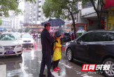 邵阳县交警蜀黍开启“暖心”护学模式