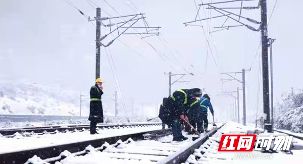 风雪中的铁路人。