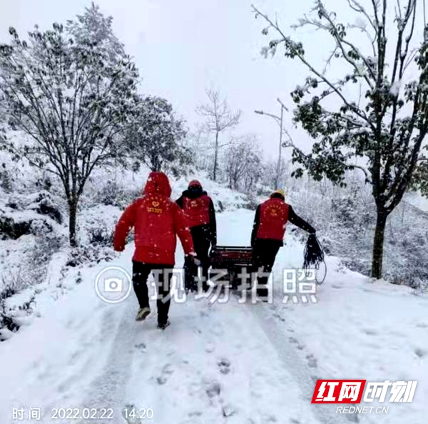 大雪纷飞，路面冰雪车辆上不去，邵阳联通人齐心协力一起抬油机发电恢复，为冰雪天通讯保驾护航。