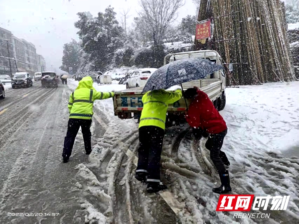 车辆在路上抛锚了，北塔交警和市民齐心协力推车，守护辖区群众平安出行。