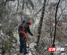 新邵陈家坊镇:电力工人冒雪抢修保供电