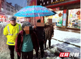风雪夜智障老人走失 隆回交警暖心救助