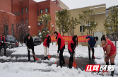 隆回县教育系统：踊跃除冰铲雪，助力学生安全返校