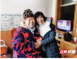 邵阳县88岁退休老人交万元党费感党恩