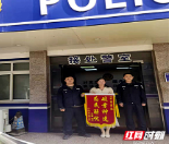 新宁：民警追回被盗财物 失主赠锦旗致谢