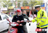 隆回交警到岩口镇开展“美丽乡村行”交通安全巡回宣传