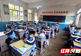 邵东团山镇：乡贤捐赠校服 义举情暖家乡