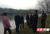 新宁县崀山镇：上下游联动巡河 共护河清岸绿
